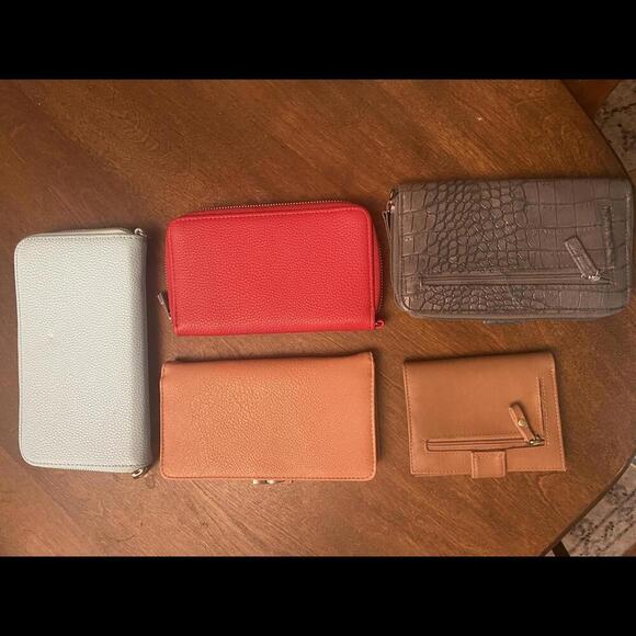 Assorted Women's Wallets - Stylish & Functional Collection - Picture 3 of 7